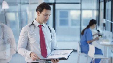 4k modern hastanede gülümseyen Doktor portresi