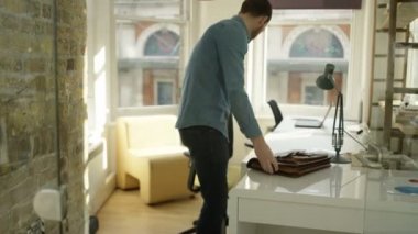 4 k rahat iş adamı ofiste sabah gelen