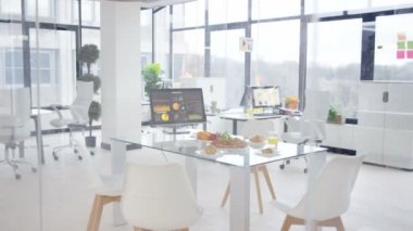4k iç boş ofis, meyve ve hamur işleri sabah toplantısı için koydu Resepsiyon