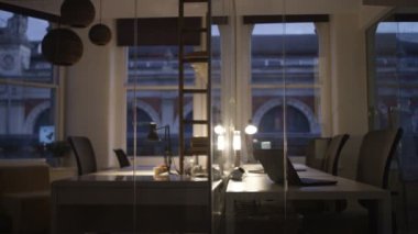 4k iç boş şehir Office alacakaranlıkta