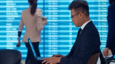 4k Laptop süre o Havaalanı terminal uçuşu için bekleyen çalışma iş adamı