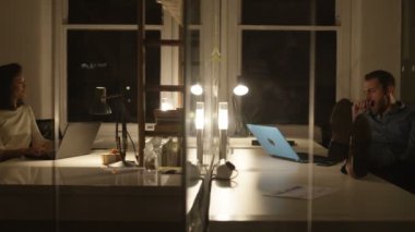 4 k neşeli iş adamı ve geç saatlere kadar ofiste sohbet, kadın