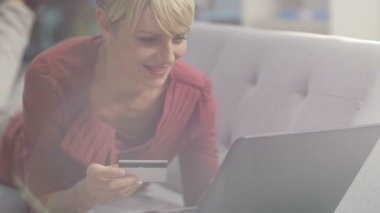 dizüstü bilgisayar ve kredi kartı alışveriş online evde 4 k güzel kadın