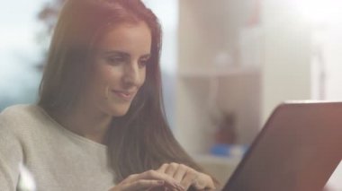 dizüstü bilgisayar ve kredi kartı alışveriş online evde 4 k güzel kadın