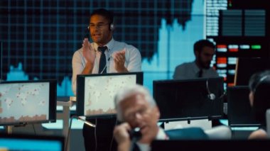 4k Yöneticisi meşgul personel nezaret ve onları motive tutmak Borsası'nde