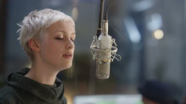 şarkı kayıt ve mikrofon şarkı güzel sarışın genç kadın 