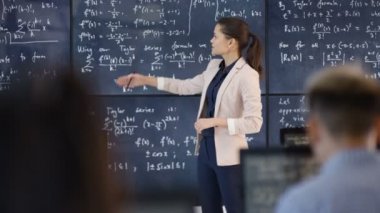 4k öğrencilerine Matematik formüller açıklayan yetişkin eğitim sınıf öğretmeni