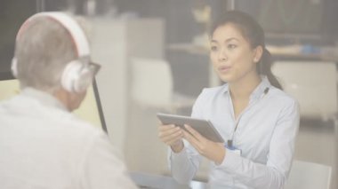 bir işitme testi Odyoloji doktor ile Başlarken 4 k olgun adam giyen kulaklık,.