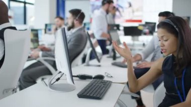 4k takım mali broker dünya pazarlarına bilgisayar ekranlarında izlerken