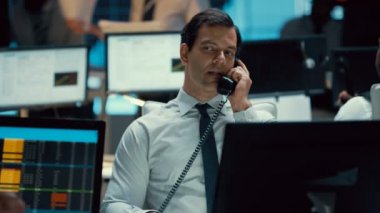 meşgul bir anlaşma müzakere telefon üzerinden borsa 4 k mali tüccar
