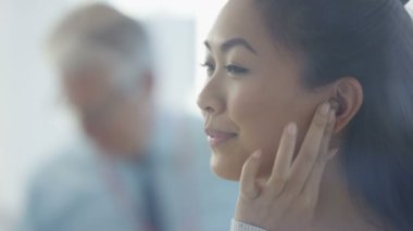 4k sağırlık işitme cihazı koyarak sonra çok mutlu kadınla