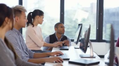 bilgisayar ve yardım yetişkin eğitimi sınıfta veren öğretmen üzerinde 4 k öğrencileri.