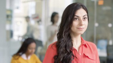 4k gülümseyen rahat iş kadını modern yaratıcı ofis portresi