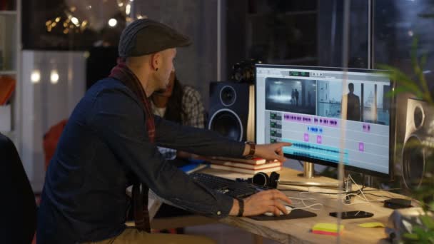 Equipo Medios Creativos Jóvenes Discutiendo Editando Imágenes Películas — Vídeo de stock