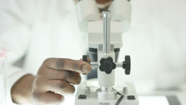 Nahaufnahme Medizinischer Forscher Die Labor Arbeiten Und Ins Mikroskop Schauen — Stockvideo