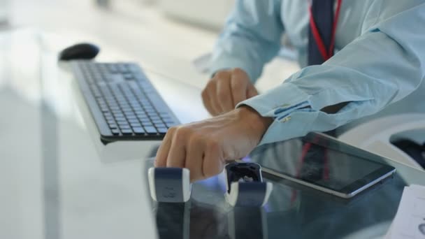 Medico Specialista Alla Sua Scrivania Guardando Apparecchio Acustico Digitando Rapporto — Video Stock