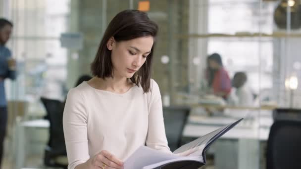 Retrato Mulher Negócios Casual Sorridente Escritório Criativo Moderno — Vídeo de Stock