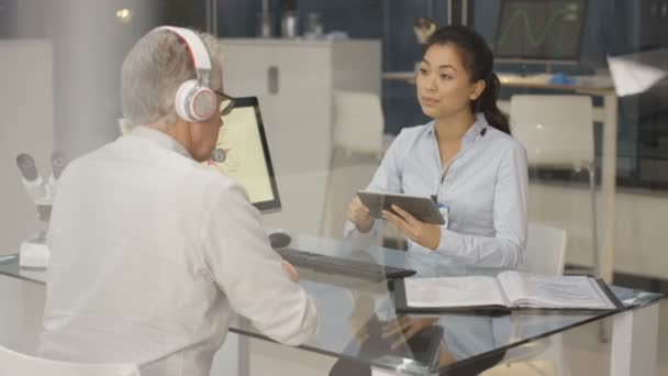 Homme Mûr Portant Casque Passer Test Auditif Avec Médecin Audiologie — Video