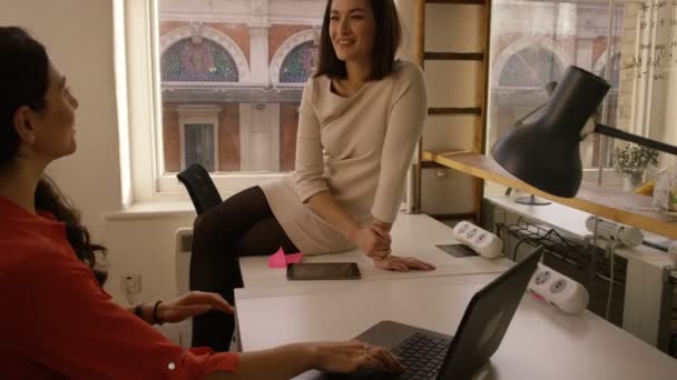 Mulher Negócios Casual Trabalhando Laptop Tendo Uma Discussão Com Colega — Vídeo de Stock