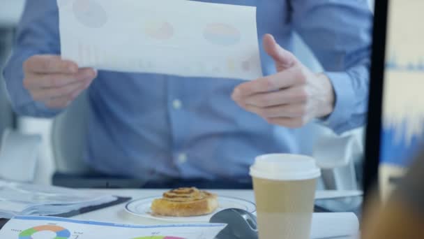 Empresário Sentado Sua Mesa Olhando Para Papelada — Vídeo de Stock