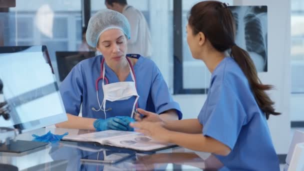 Médico Hospital Preparado Para Cirurgia Discutindo Anotações Pacientes Com Colega — Vídeo de Stock