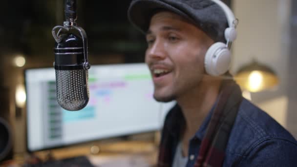 Cantante Hombre Sombrero Grabación Canción Estudio — Vídeo de stock