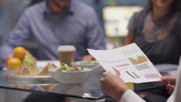 Equipe Negócios Uma Reunião Com Alimentos Refrescos Escritório — Vídeo de Stock