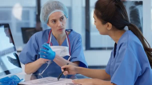 Médecin Hôpital Dans Une Réunion Avec Collègue Mettre Des Gants — Video