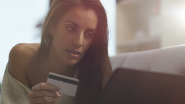 Mooie Vrouw Met Laptop Creditcard Online Thuis Winkelen — Stockvideo