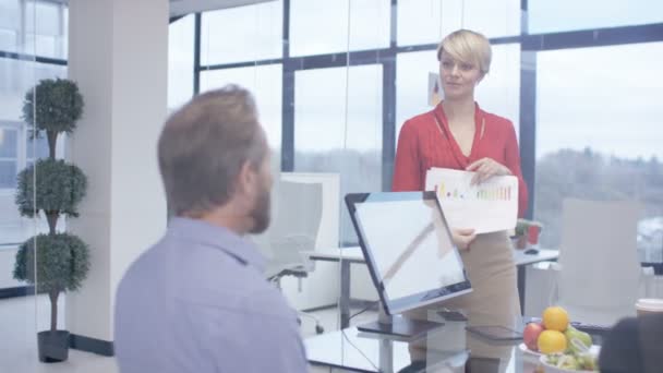 4K Équipe d'entreprise en début de matinée réunion avec de la nourriture et des rafraîchissements 