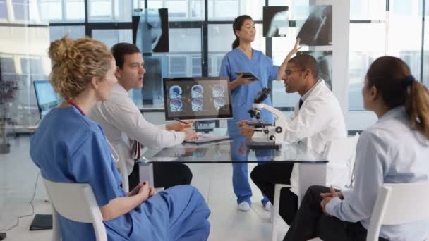 Team Medico Una Riunione Utilizzando Tecnologia Guardare Scansioni Cerebrali Radiografie — Video Stock