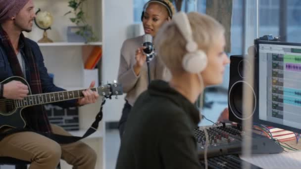 Guitarrista Cantante Grabando Estudio Con Técnico Mesa Mezclas — Vídeo de stock