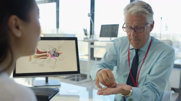Doktor Visar Patientens Hörapparat Förstoringsglaset Och Förklarar Hur Det Fungerar — Stockvideo