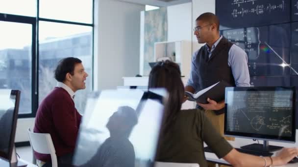 4K Étudiants travaillant sur ordinateur et écoutant un enseignant dans une classe d'éducation des adultes 