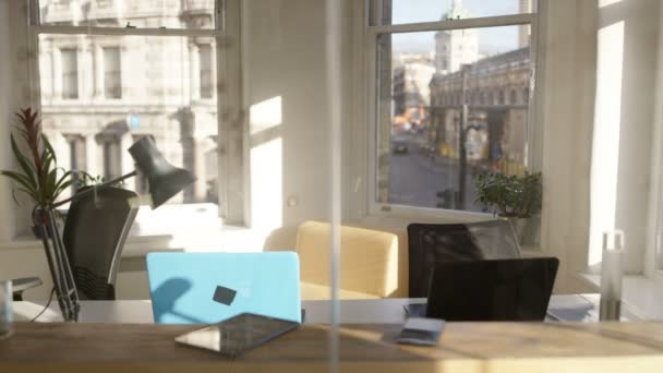 Boş Şehir Office Masanın Üstünde Laptop Ile — Stok video