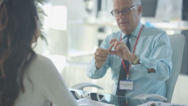 Audiologi Läkare Samråd Med Kvinnlig Patient Med Hörselnedsättning — Stockvideo