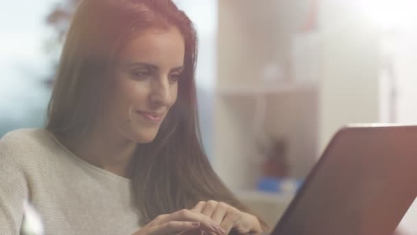Mooie Vrouw Met Laptop Creditcard Online Thuis Winkelen — Stockvideo