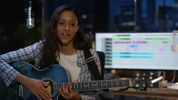 Cantante Mujer Presentando Nueva Canción Tocando Guitarra Acústica — Vídeos de Stock