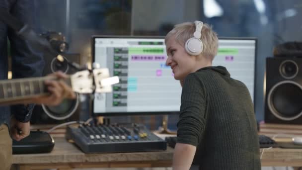 Güzel Sarışın Genç Kadın Şarkı Grubu Ile Stüdyoda Kayıt — Stok video