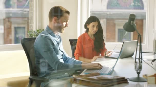 Hombre Mujer Negocios Teniendo Una Charla Comienzo Del Día Oficina — Vídeo de stock