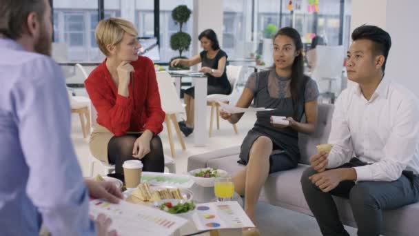 4K Équipe d'affaires dans un petit déjeuner ou un déjeuner de réunion avec de la nourriture et des rafraîchissements 