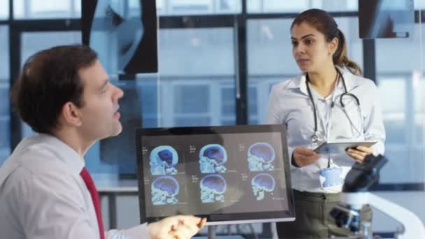 Equipo Médico Una Reunión Utilizando Tecnología Para Observar Escáneres Cerebrales — Vídeo de stock