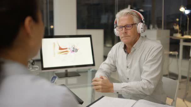 Hombre Maduro Usando Auriculares Haciéndose Una Prueba Audición Con Médico — Vídeo de stock