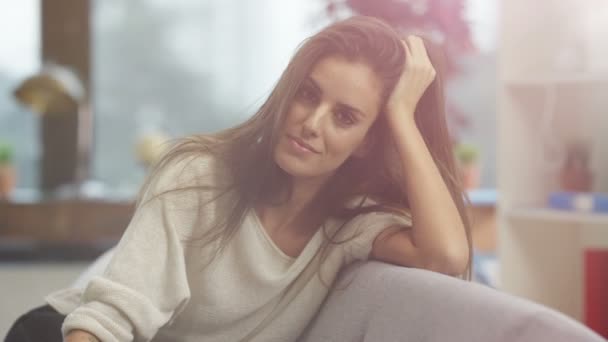 Retrato Mujer Femenina Atractiva Sonriendo Cámara Con Luz Natural Suave — Vídeo de stock