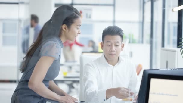 Asian Businessman Having Breakfast His Desk Talking Female Colleague Office — Stock Video