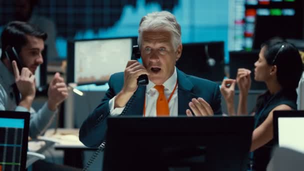 4K trader boursier confiant faisant des affaires par téléphone 