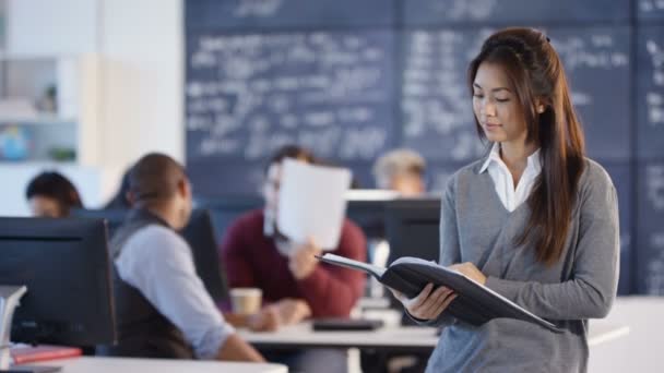 Portrait Enseignant Élève Souriant Classe Éducation Des Adultes — Video