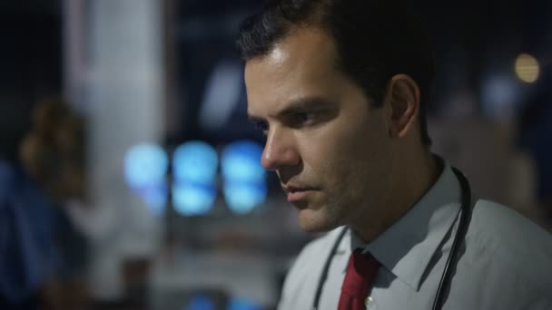 Medizinisches Forschungsteam Auf Nachtschicht Mit Computern Fokus Auf Männlichen Arzt — Stockvideo