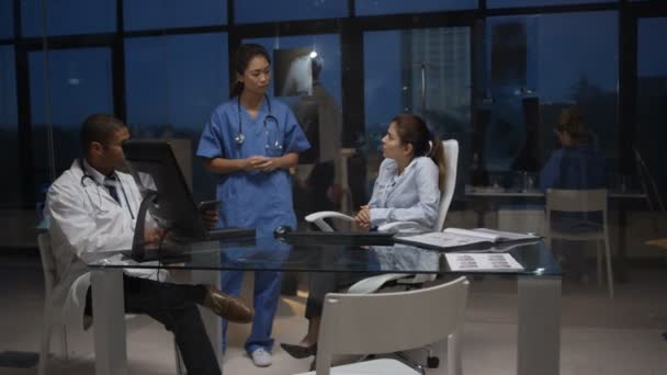 Equipo Médico Turno Noche Teniendo Una Reunión Mirando Escaneos Pacientes — Vídeo de stock