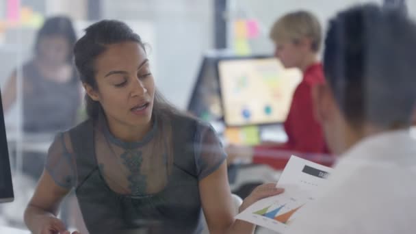 4K Équipe d'affaires dans une réunion avec de la nourriture et des rafraîchissements dans le bureau 